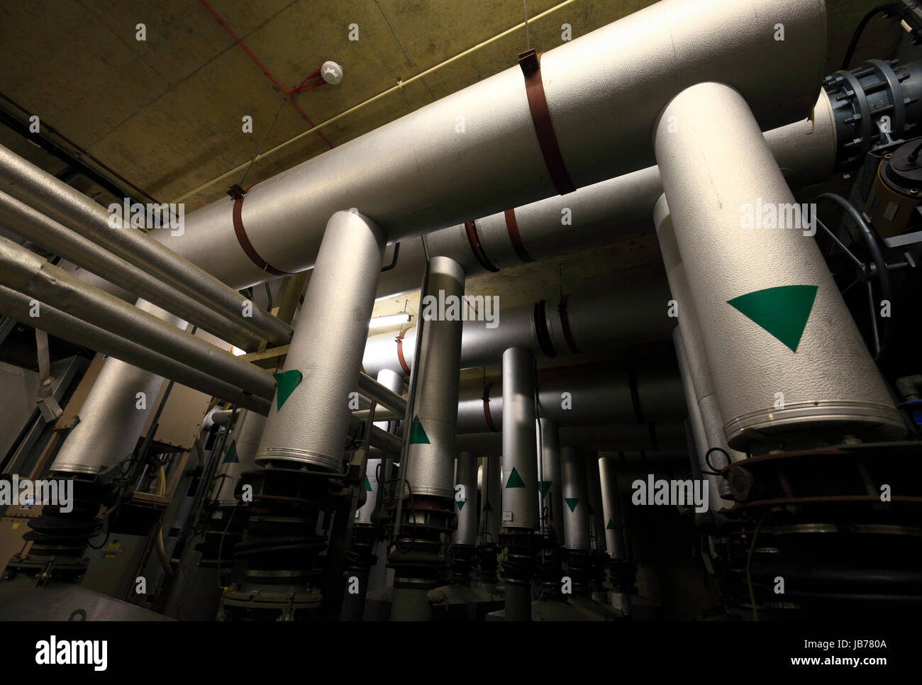 Tubazioni di metallo parte di pompaggio di aria e sistema di filtrazione in un bunker sotterraneo. Foto Stock