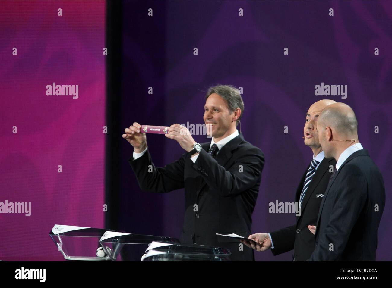 MARCO VAN BASTEN CON PAESI di UEFA EURO 2012 FINAL DRAW PALAZZO DELLE ARTI DI KIEV UCRAINA UCRAINA 02 Dicembre 2011 Foto Stock