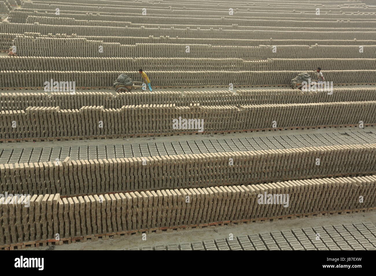 Operaio lavorare a mattonaia a Khulna, Bangladesh. Foto Stock