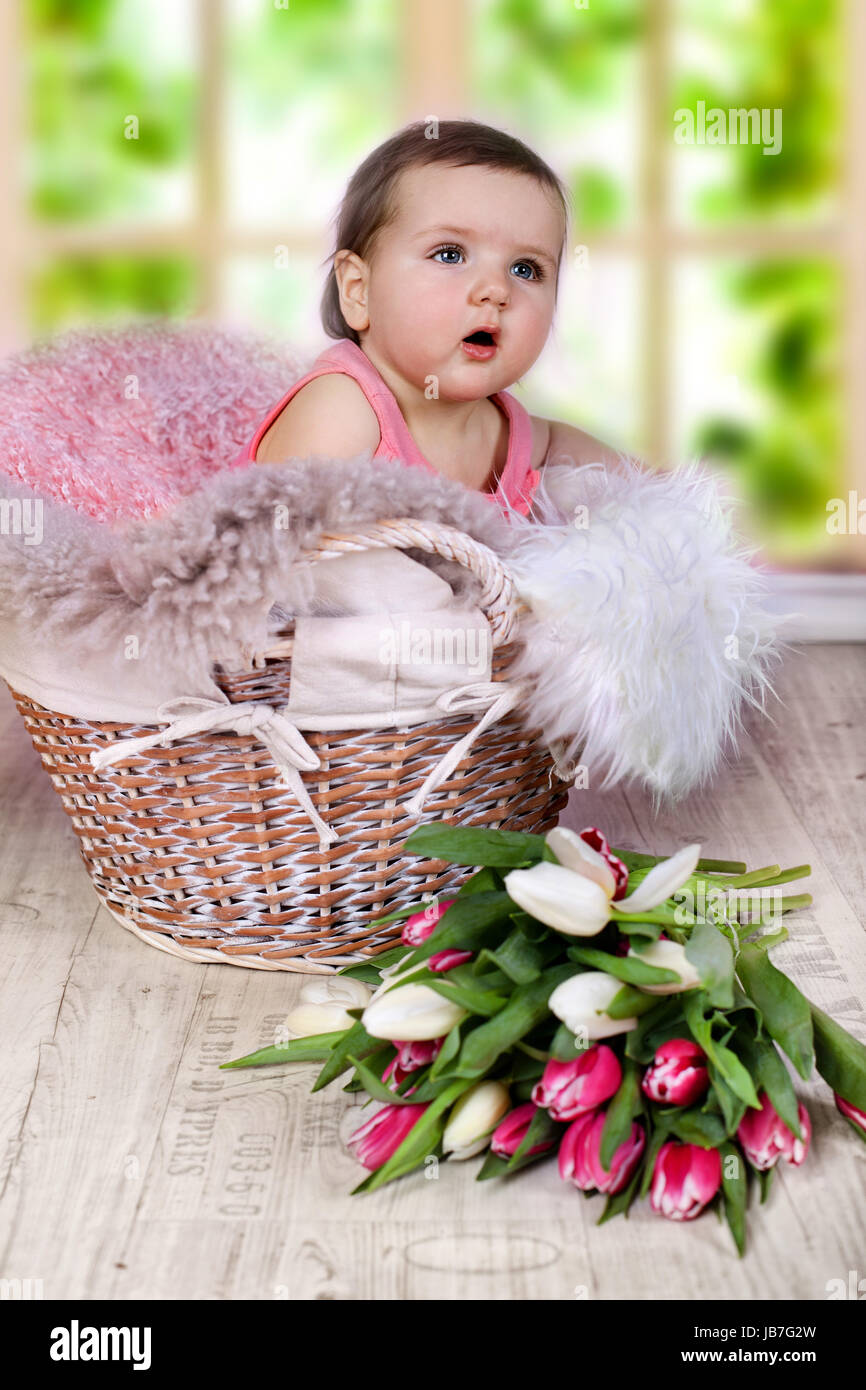Bambino nel cestino di Pasqua Foto Stock