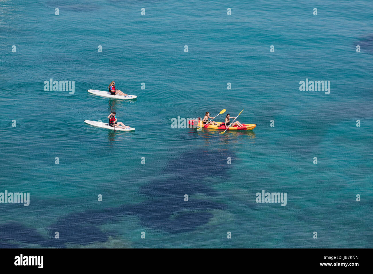 Persone su un kayak vista aerea, le persone in vacanza facendo kayak attività su un tranquillo mare blu Foto Stock