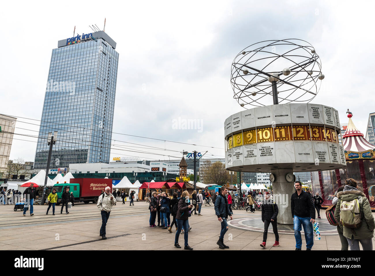 Berlino, Germania - 12 Aprile 2017: Weltzeituhr (World Time Clock), il famoso orologio su Alexanderplatz nel centro della capitale con gente che cammina in B Foto Stock