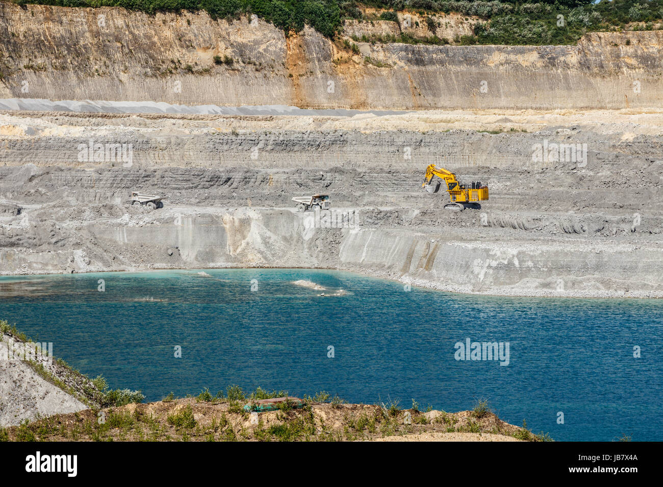 ENCI (primo olandese industria del cemento) quary presso il Monte San Pietro con autocarri con cassone ribaltabile e una grande escavatore, mining marl. Maastricht, Paesi Bassi. Foto Stock
