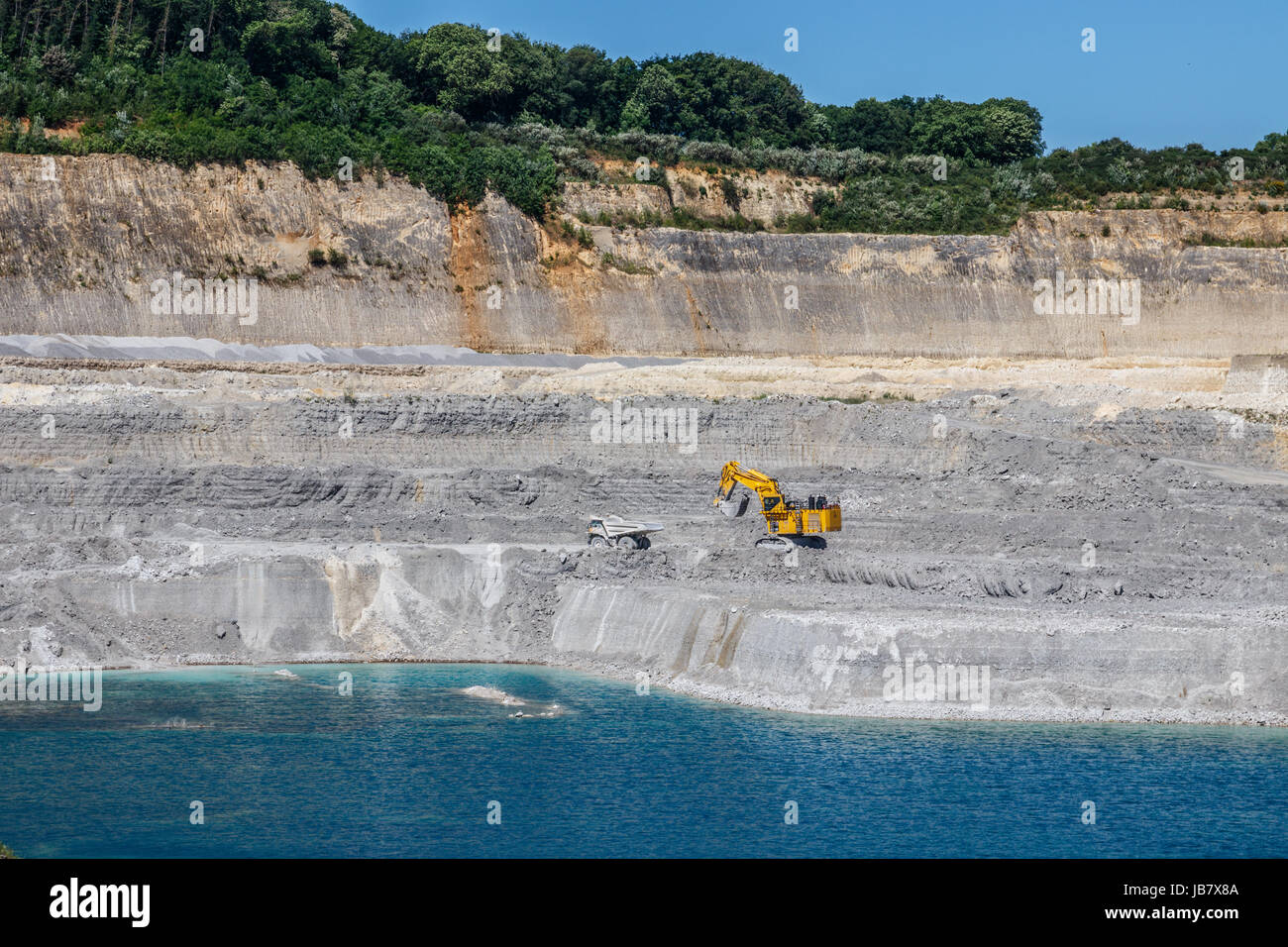 ENCI (primo olandese industria del cemento) quary presso il Monte San Pietro con camion e una grande escavatore, mining marl. Maastricht, Paesi Bassi. Foto Stock