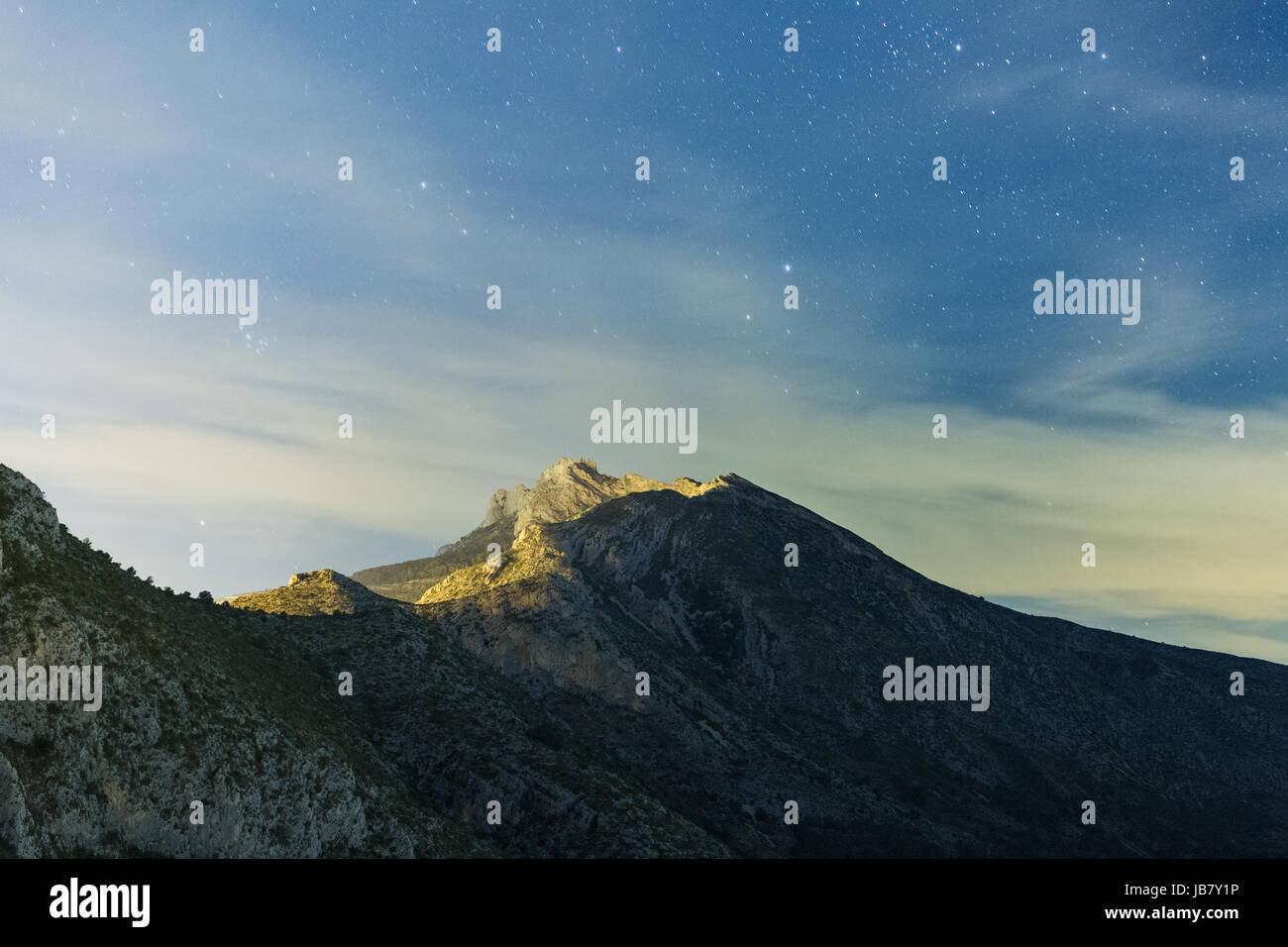 Mountain top sotto un cielo stellato di notte il paesaggio Foto Stock