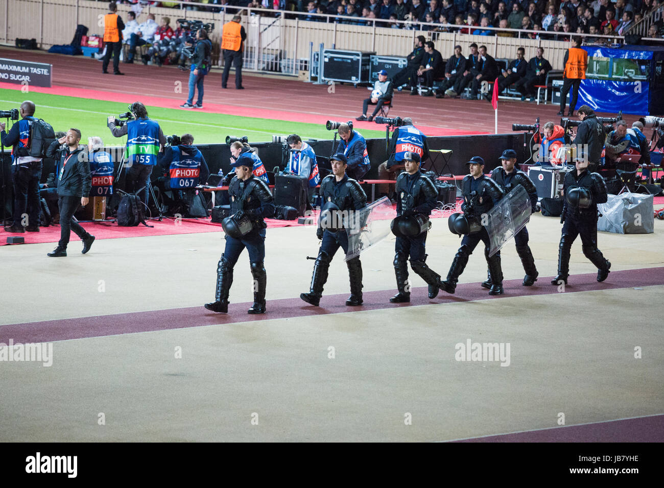 Swat e intervento della polizia durante un calcio sport event, quando un sostenitore ha gettato una bomba fumogena Foto Stock