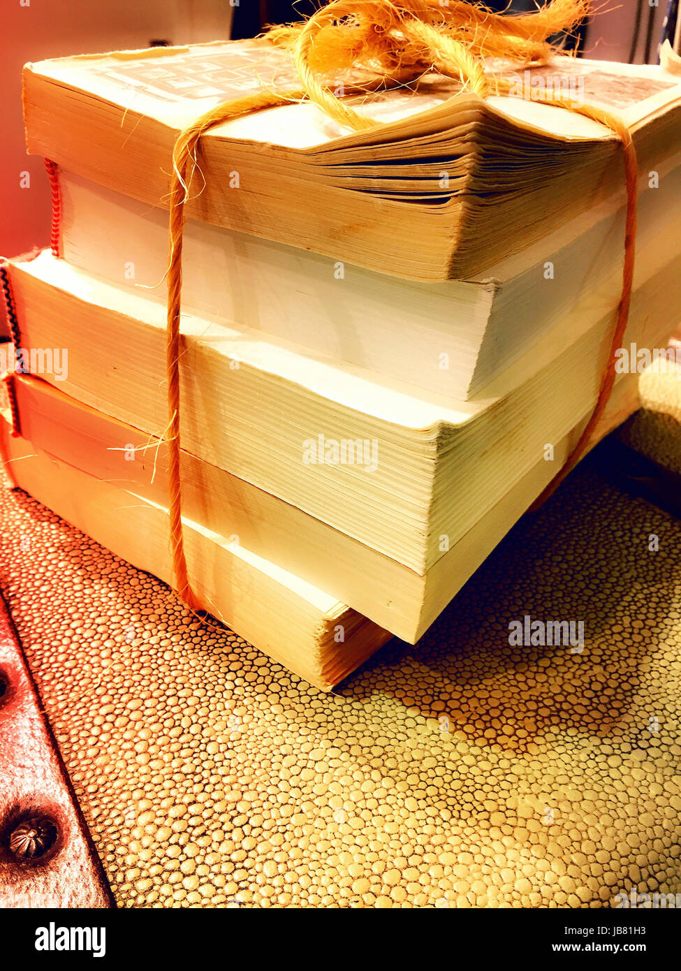 Pila di libri Coverless legata con lo spago Foto Stock