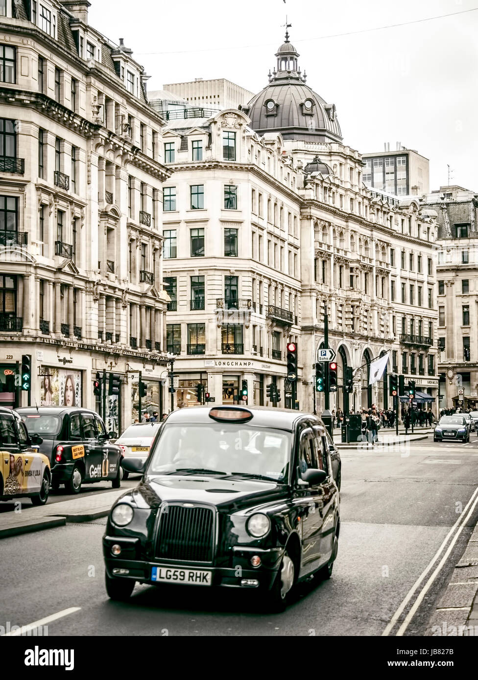 Londra taxi neri in Oxford street Foto Stock