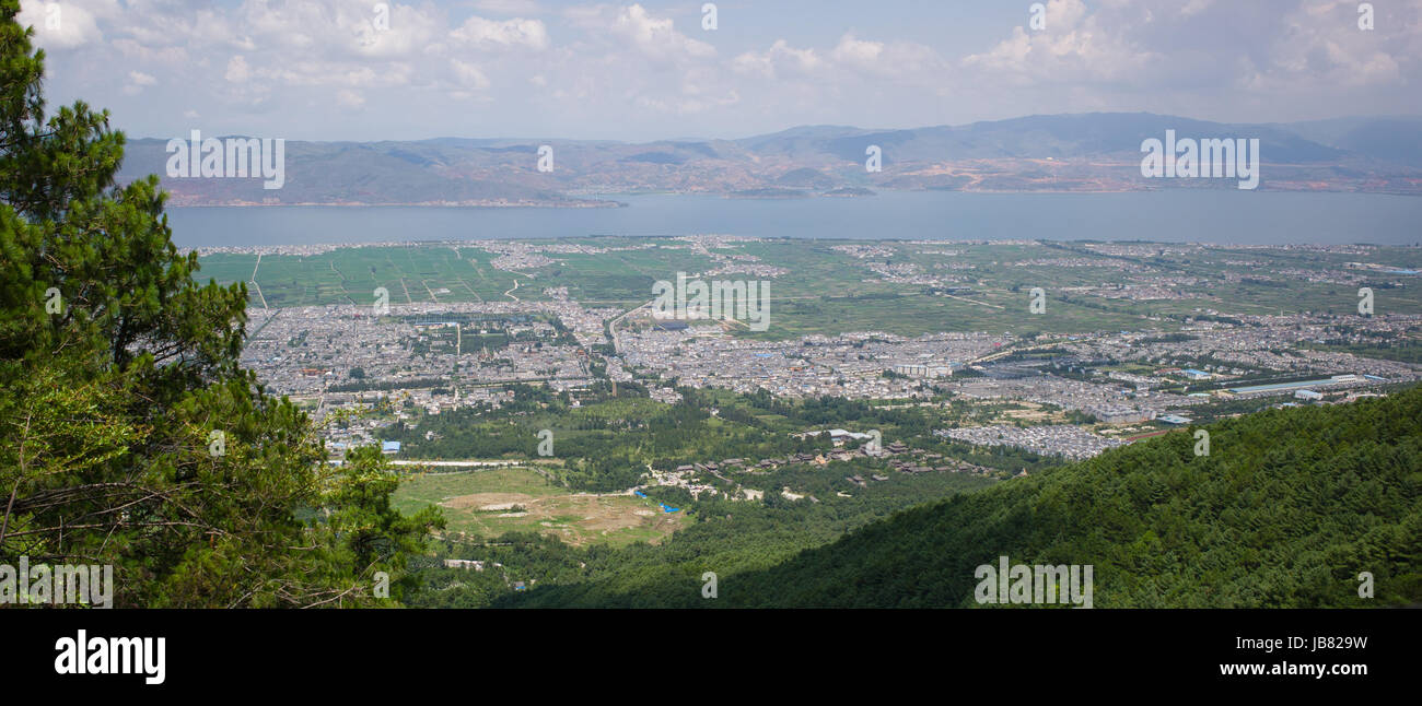 Vista dalla nube del viaggiatore nel percorso di montagne Cangshan guardando giù su Dali e Er Hai lago, Yunnan, Cina Foto Stock