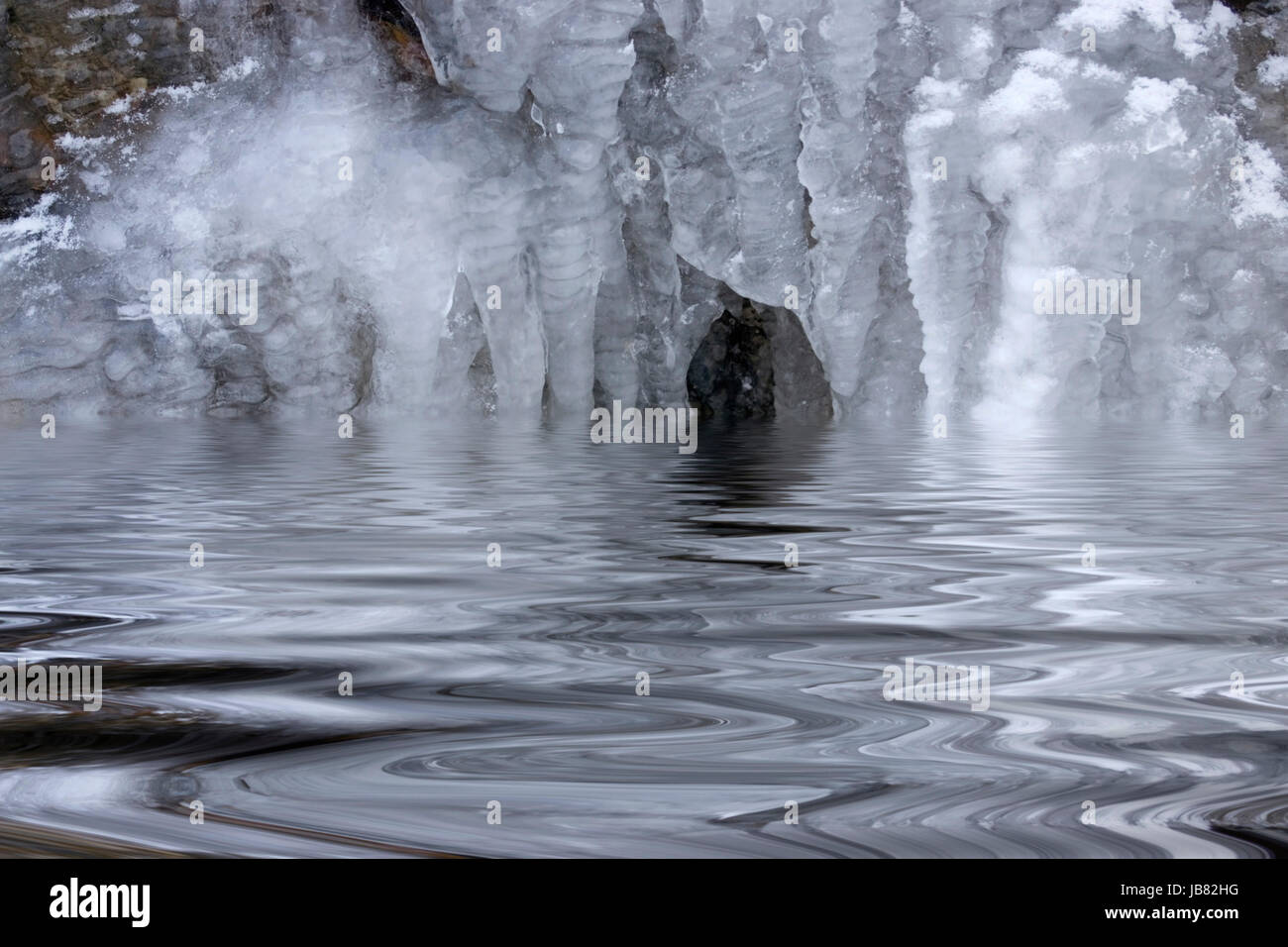 Full frame ghiaccio astratta dettaglio riflettente sulla superficie dell'acqua Foto Stock