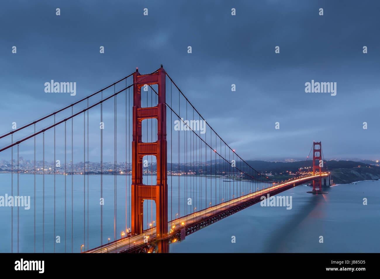 Una lunga esposizione vista del Golden Gate Bridge di San Francisco Foto Stock