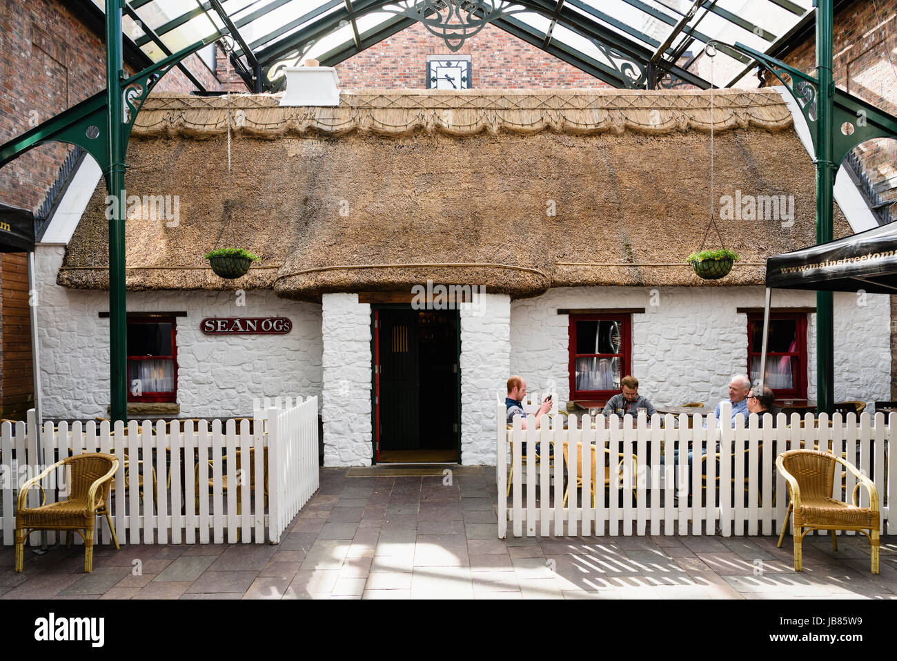 Tradizionalmente a tema cottage con il tetto di paglia pub irlandese all'interno di un centro commerciale a Omagh, Irlanda del Nord Foto Stock