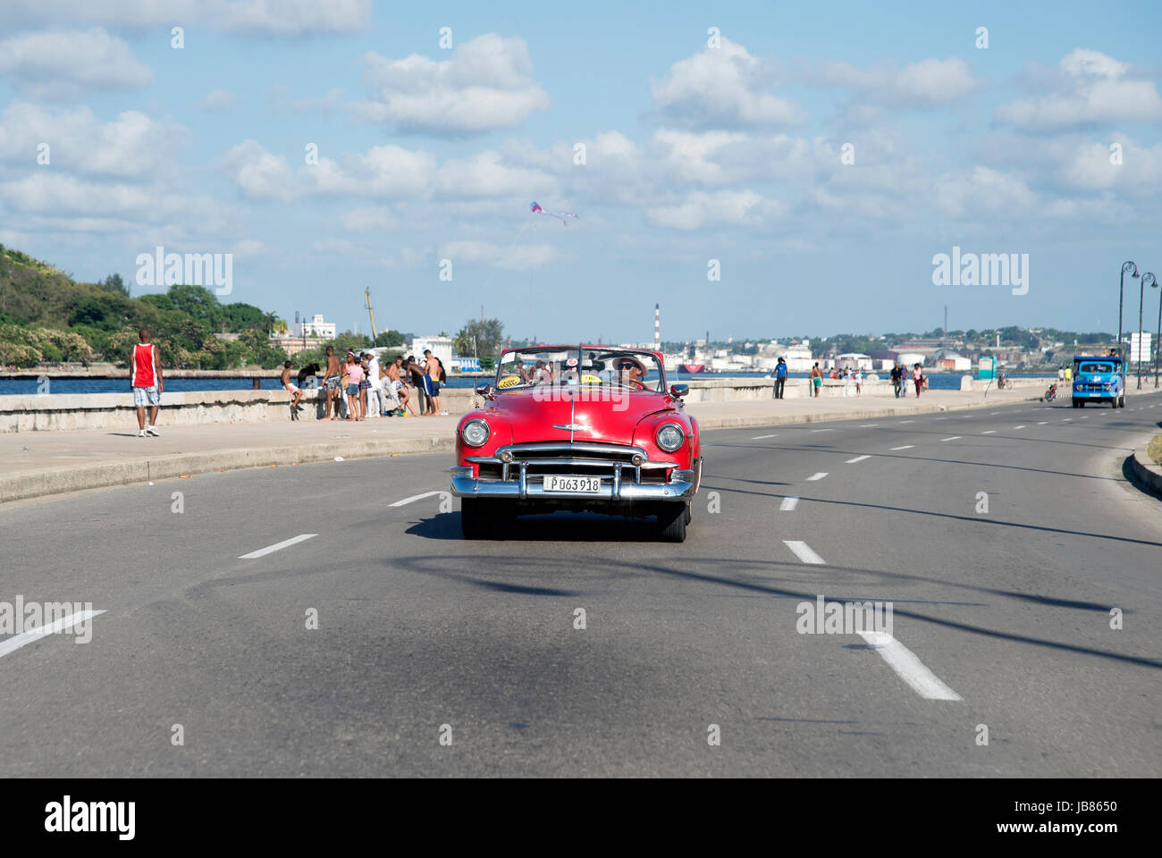 Un American vintage anni cinquanta la vettura usata come un taxi impiega i turisti per un giro lungo il Malecon in Havana Cuba Foto Stock