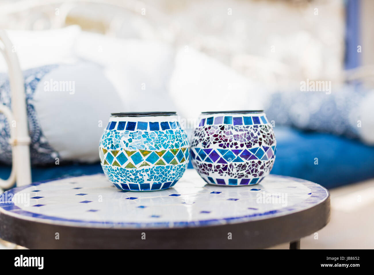 Due lampade a mosaico, realizzata artigianalmente su una piccola tabella al di fuori su di un patio, terrazza Foto Stock