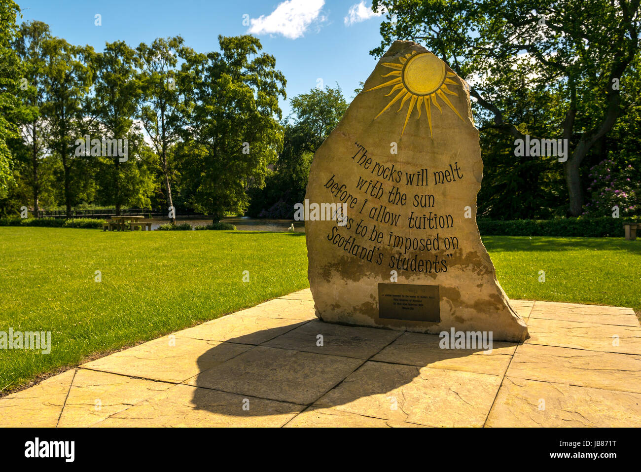 Sun scultura, Heriot Watt University campus, Edimburgo, Scozia, con citazione da Alex Salmond circa la libera le tasse universitarie, ispirato da Robert Burns Foto Stock