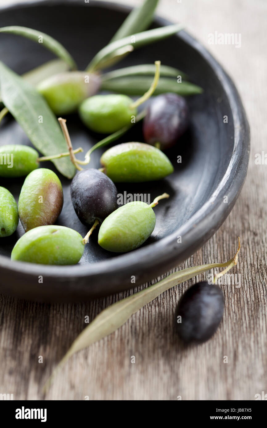 Ciotola con materie di olive, direttamente dalla struttura ad albero Foto Stock