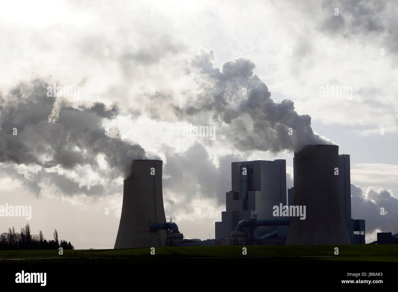 Braunkohlekraftwerk im Rheinischen Braunkohlerevier, Neurath, Nordrhein-Westfalen, Deutschland, Gevenbroich Foto Stock