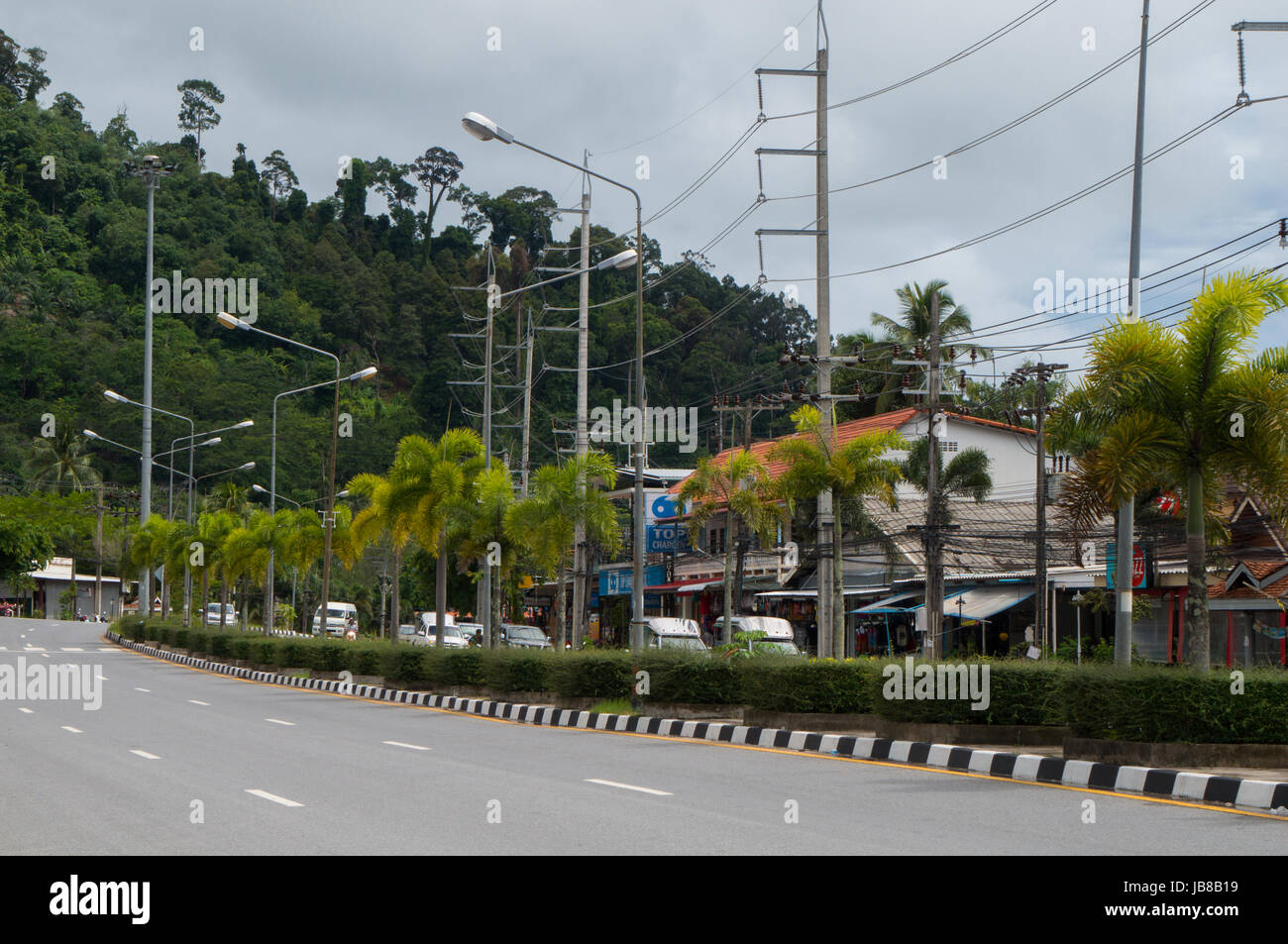 Khao Lak, Tailandia - 8 Maggio 2017: Autostrada 4 attraversando il Khao Lak città Foto Stock