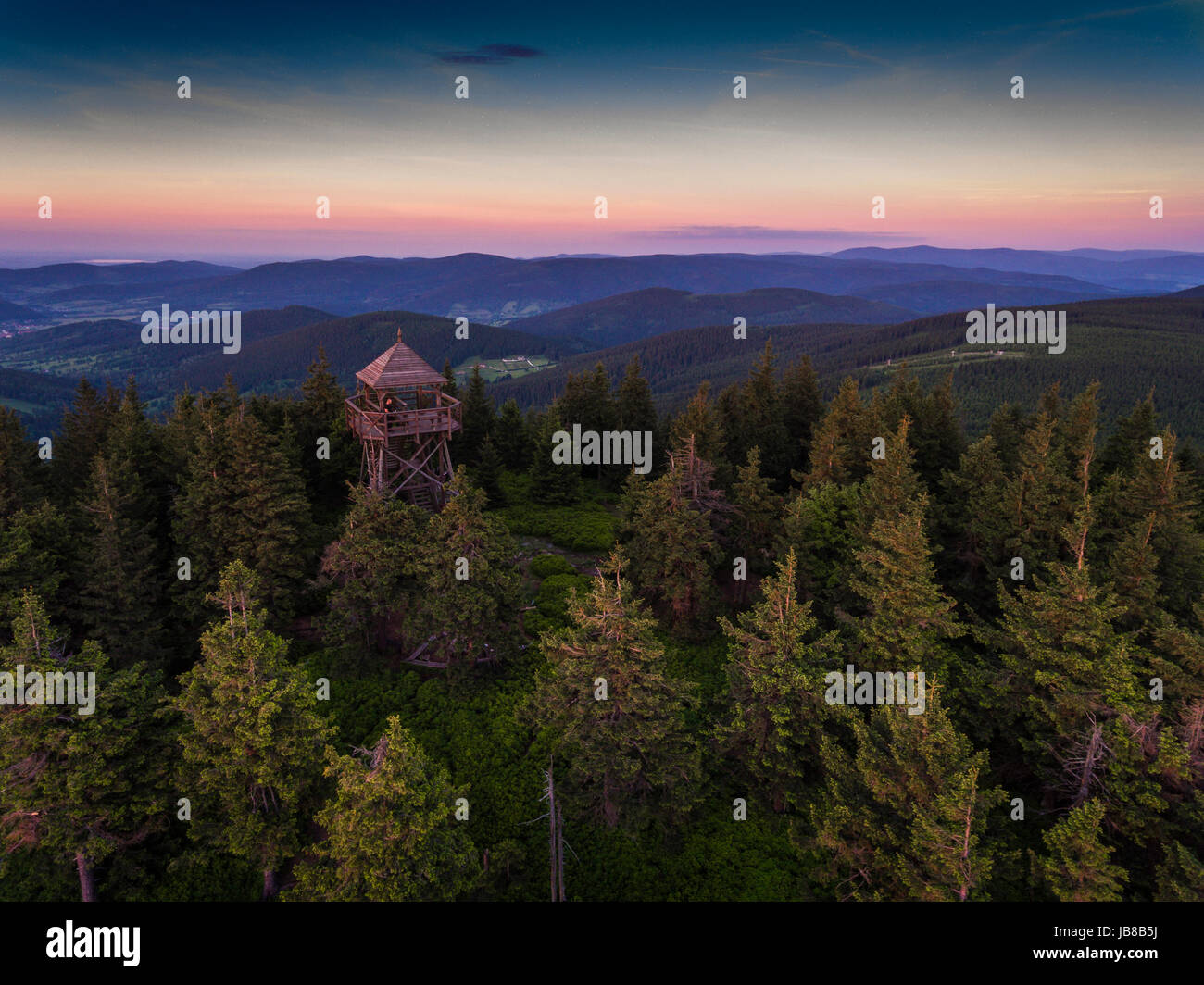 Tramonto. vista aerea dell'estate in montagna vicino czarna gora montagna in Polonia. foresta di alberi di pino e le nuvole nel cielo blu. vista dall'alto. Foto Stock