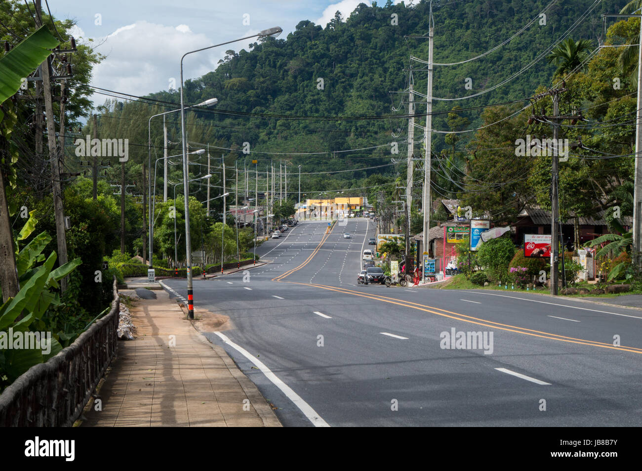 Khao Lak, Tailandia - 8 Maggio 2017: Thai autostrada nr. 4 attraversando il Khao Lak Foto Stock