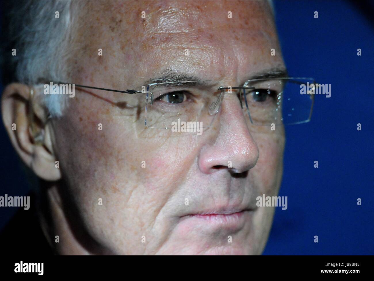 FRANZ BECKENBAUER GERMANIA VINCITORE DELLA COPPA DEL MONDO GERMANIA VINCITORE DELLA COPPA DEL MONDO Etihad Stadium Manchester Inghilterra 07 Dicembre 2011 Foto Stock