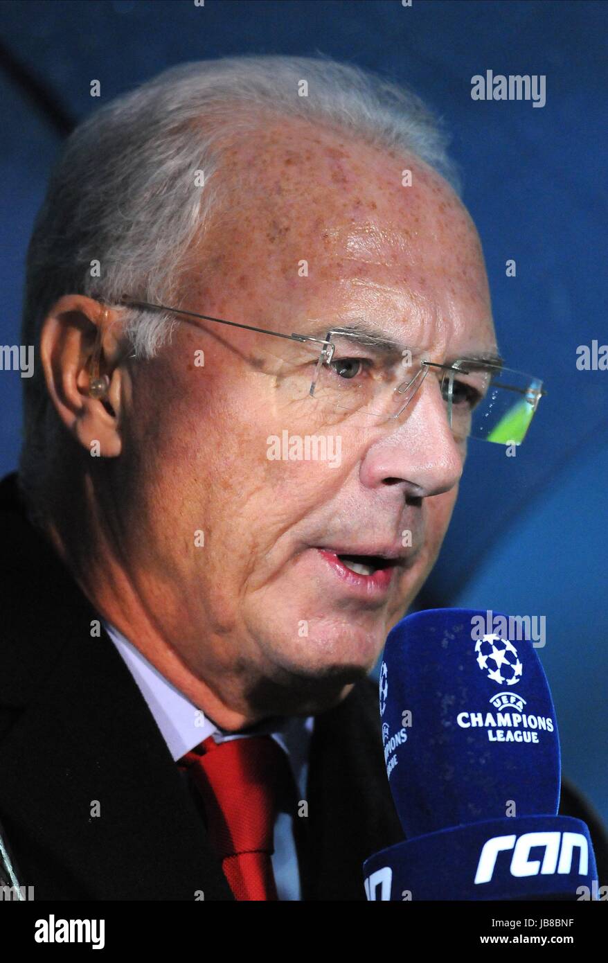 FRANZ BECKENBAUER GERMANIA VINCITORE DELLA COPPA DEL MONDO GERMANIA VINCITORE DELLA COPPA DEL MONDO Etihad Stadium Manchester Inghilterra 07 Dicembre 2011 Foto Stock