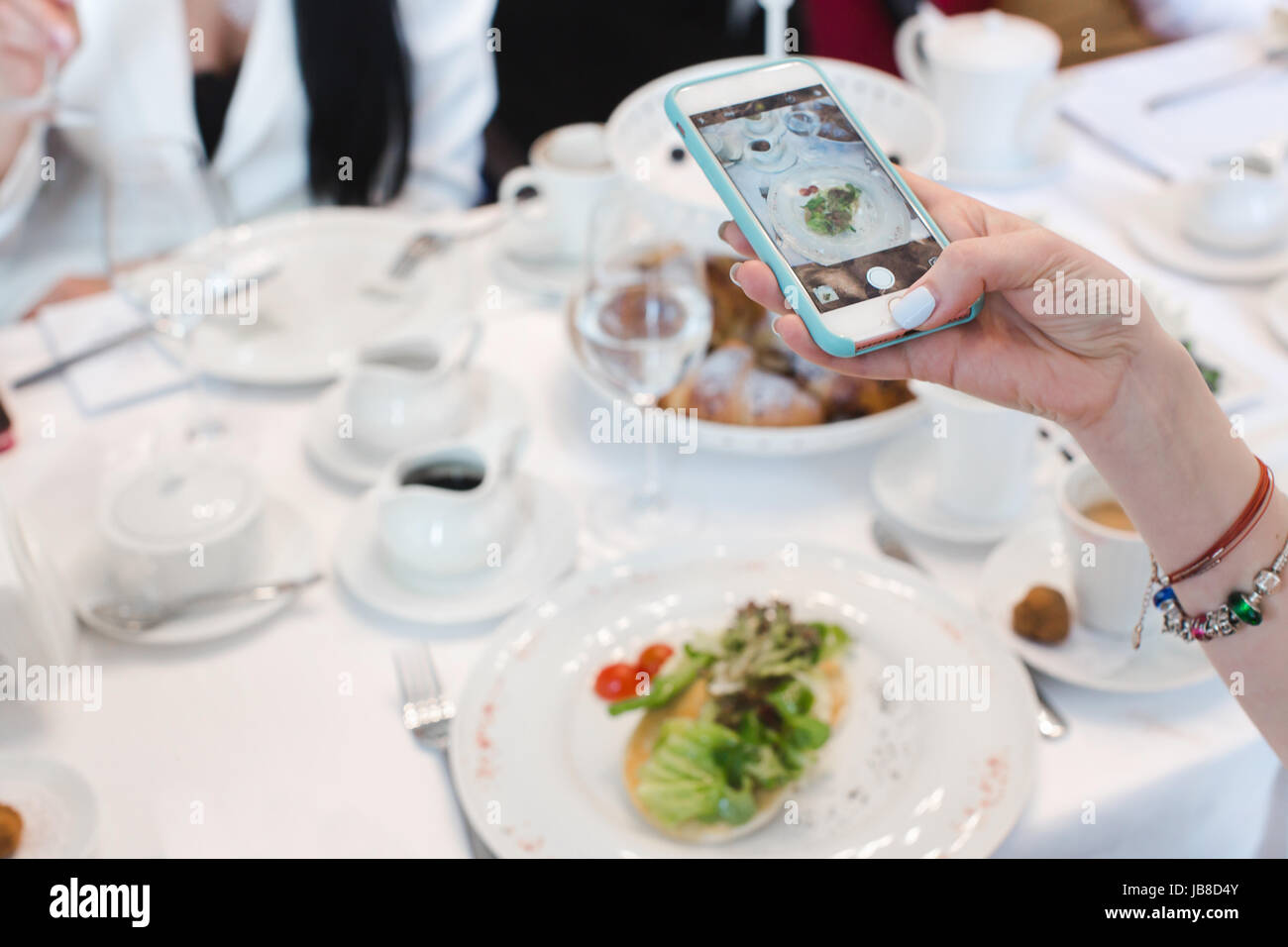 Donna smartphone mano prendere le foto di prima colazione Foto Stock