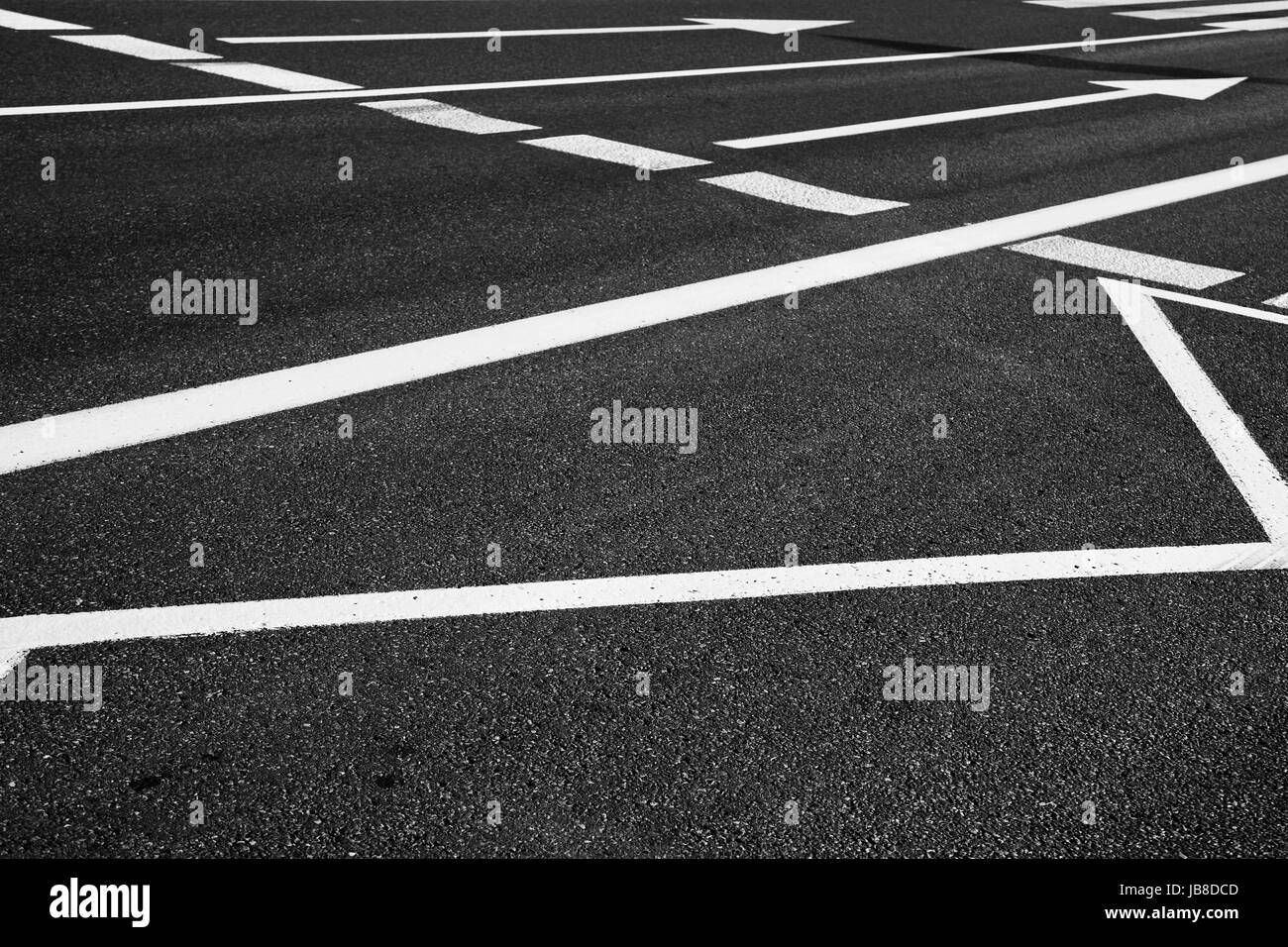 Segno di freccia come indicazioni stradali su una strada Foto Stock
