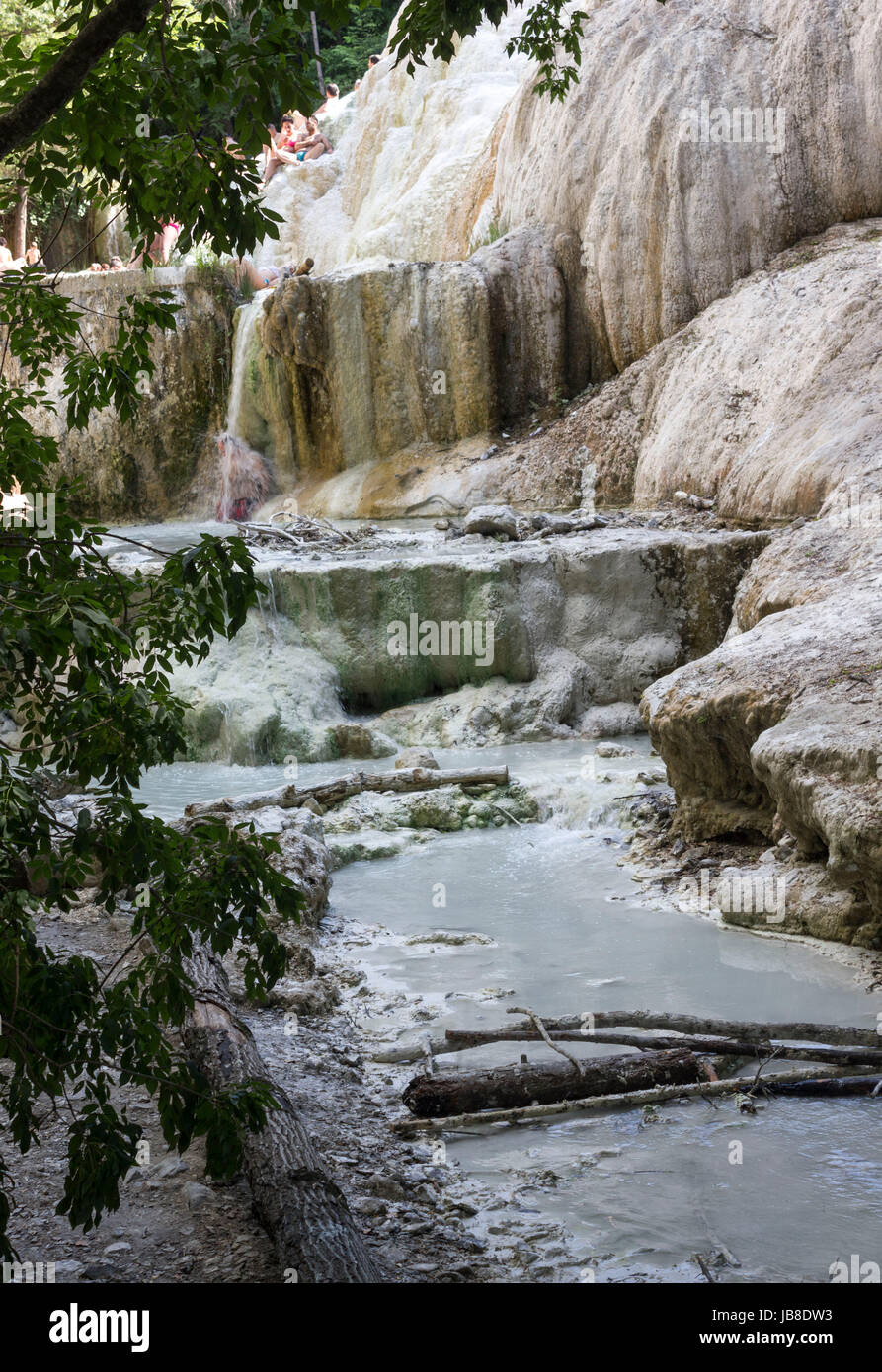 BAGNI SAN FILIPPO, Italia - 2 giugno 2017: roccia minerale di Bagni San Filippo in Italia, con il suo caldo molla stream, circondato dalla natura Foto Stock