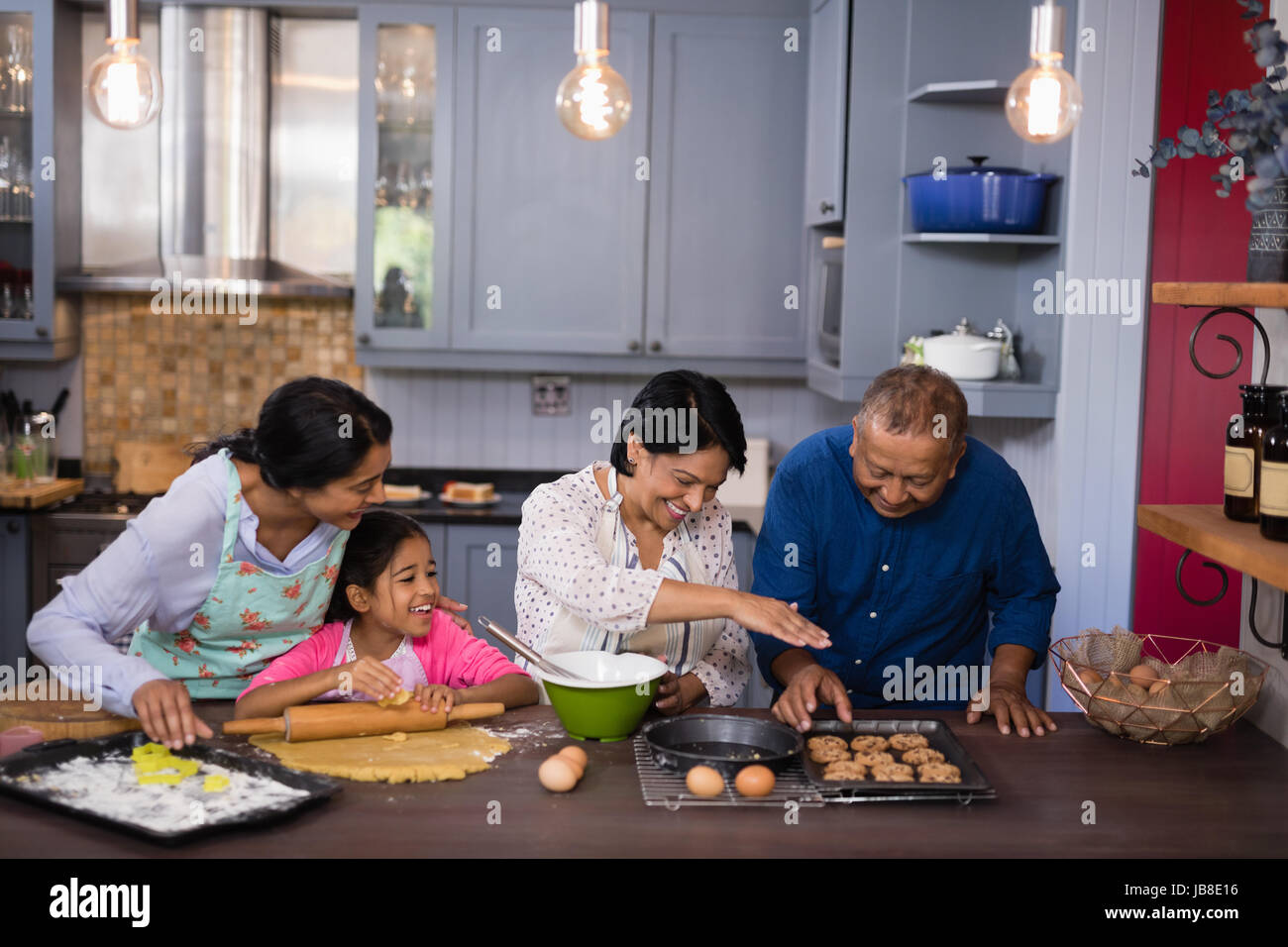 Felice multi-generazione famiglia preparare i cookie in cucina a casa Foto Stock
