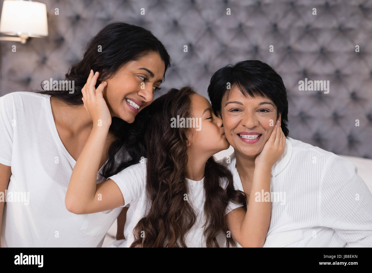 Ragazza madre amorevole e la nonna in camera da letto a casa Foto Stock