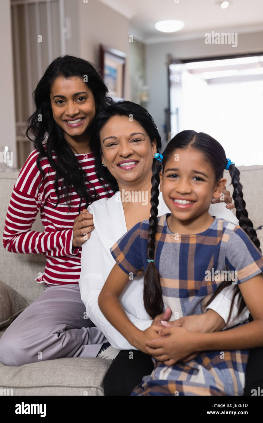 Ritratto di sorridere multi-generazione famiglia in fila a casa Foto Stock