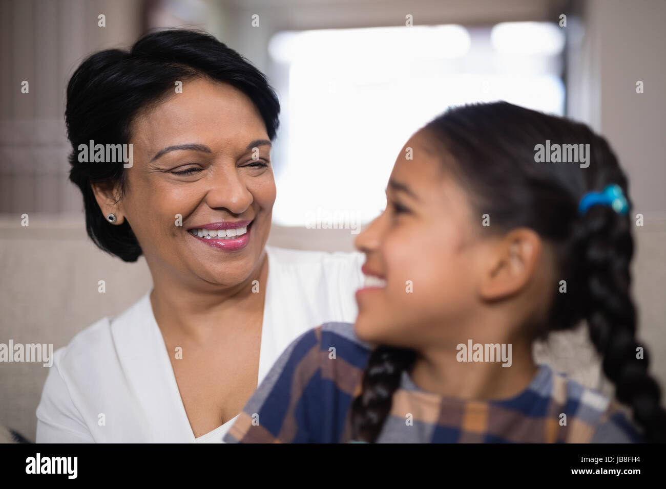 Donna sorridente con il nipote a casa Foto Stock