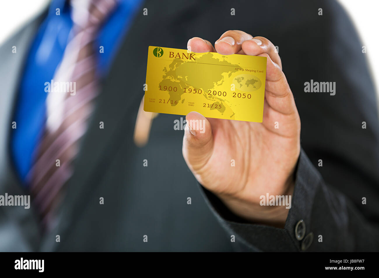 1 business man mostra carta di credito sezione mediana close up Foto Stock