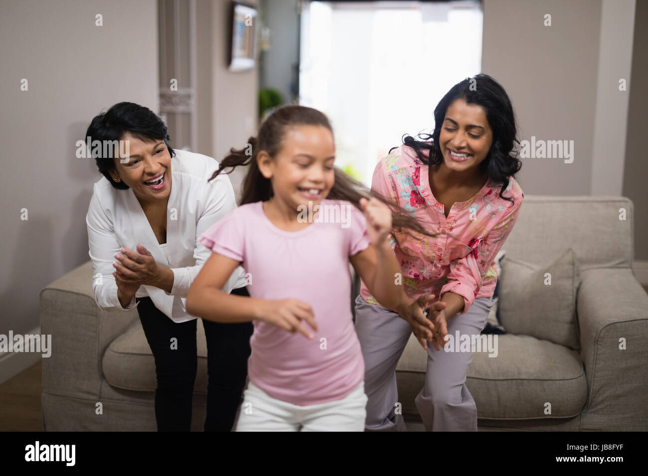 Felice multi-generazione famiglia ballare insieme a casa Foto Stock