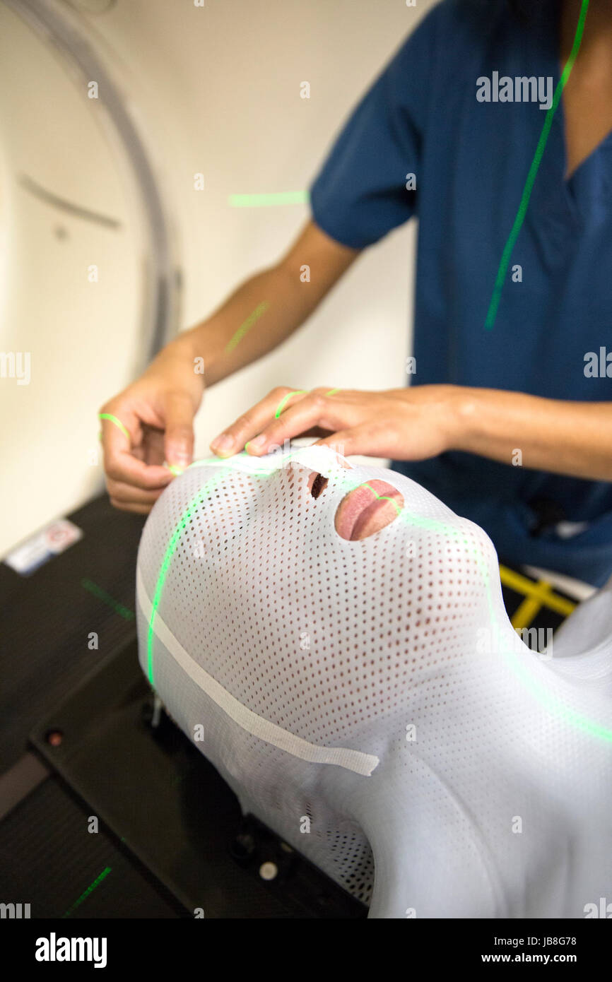 La realizzazione di una radioterapia maschera facciale Foto stock - Alamy