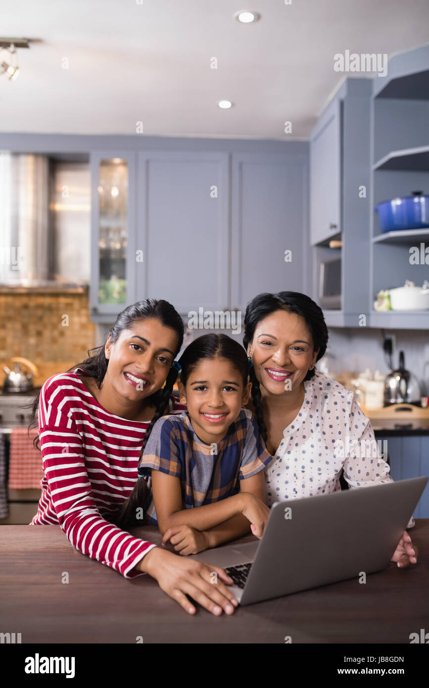 Ritratto di felice multi-generazione famiglia in cucina a casa Foto Stock