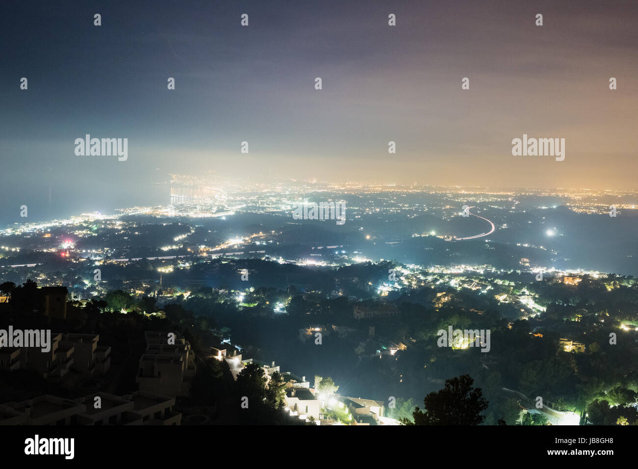 Los Angeles e dintorni dal di sopra, vista areale, Birds Eye View, e l'autostrada per la città con esposizione lunga Foto Stock