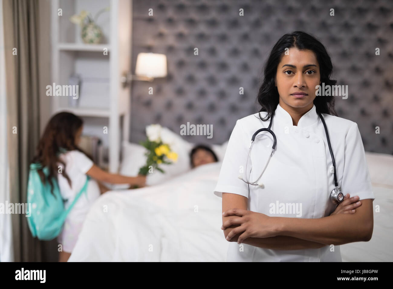 Ritratto di grave permanente infermiere con paziente sul lettino a casa Foto Stock