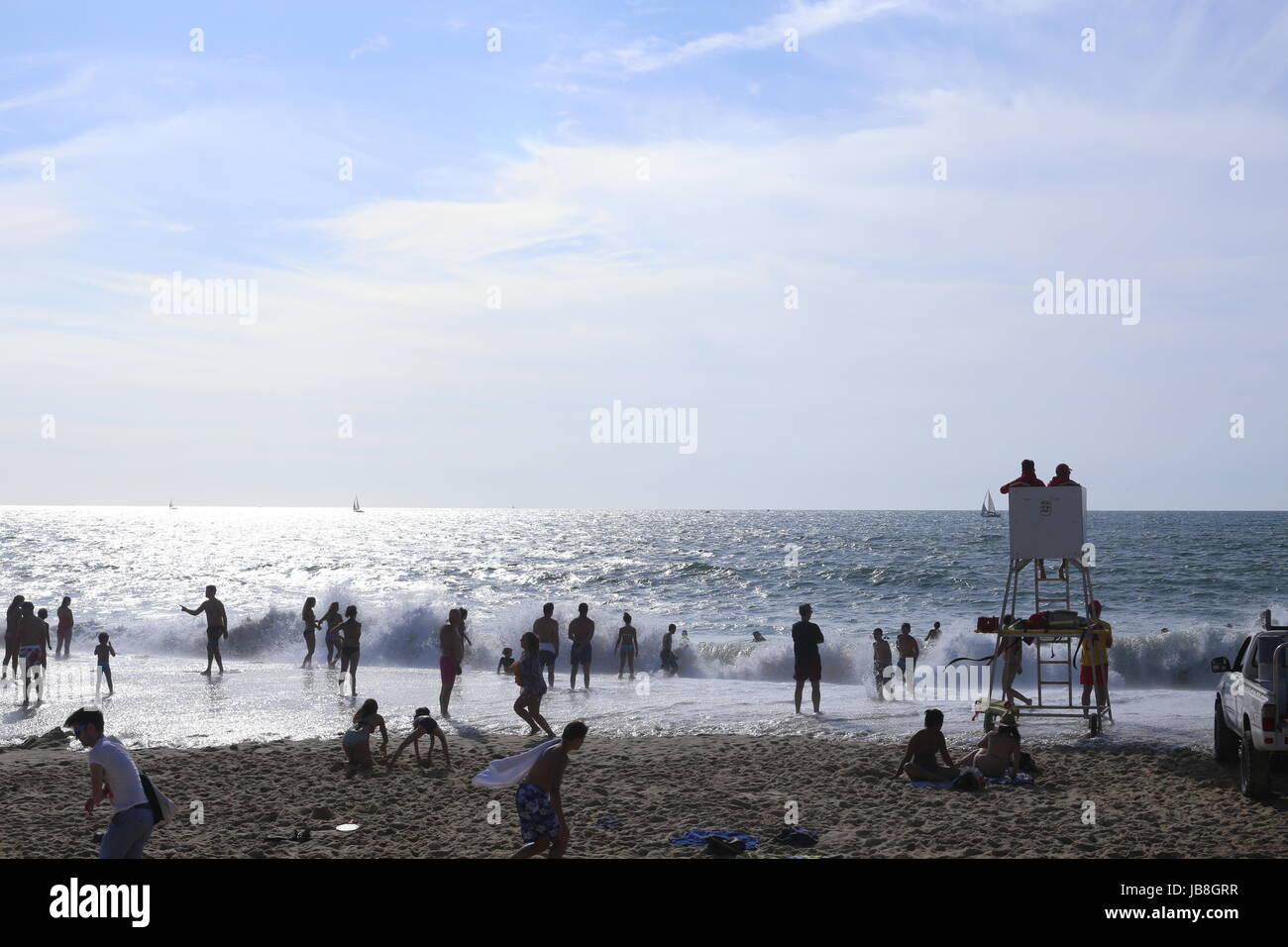 Silhouette di bagnini nella torre, bagnanti, i turisti sulla spiaggia di Hossegor, Francia Foto Stock