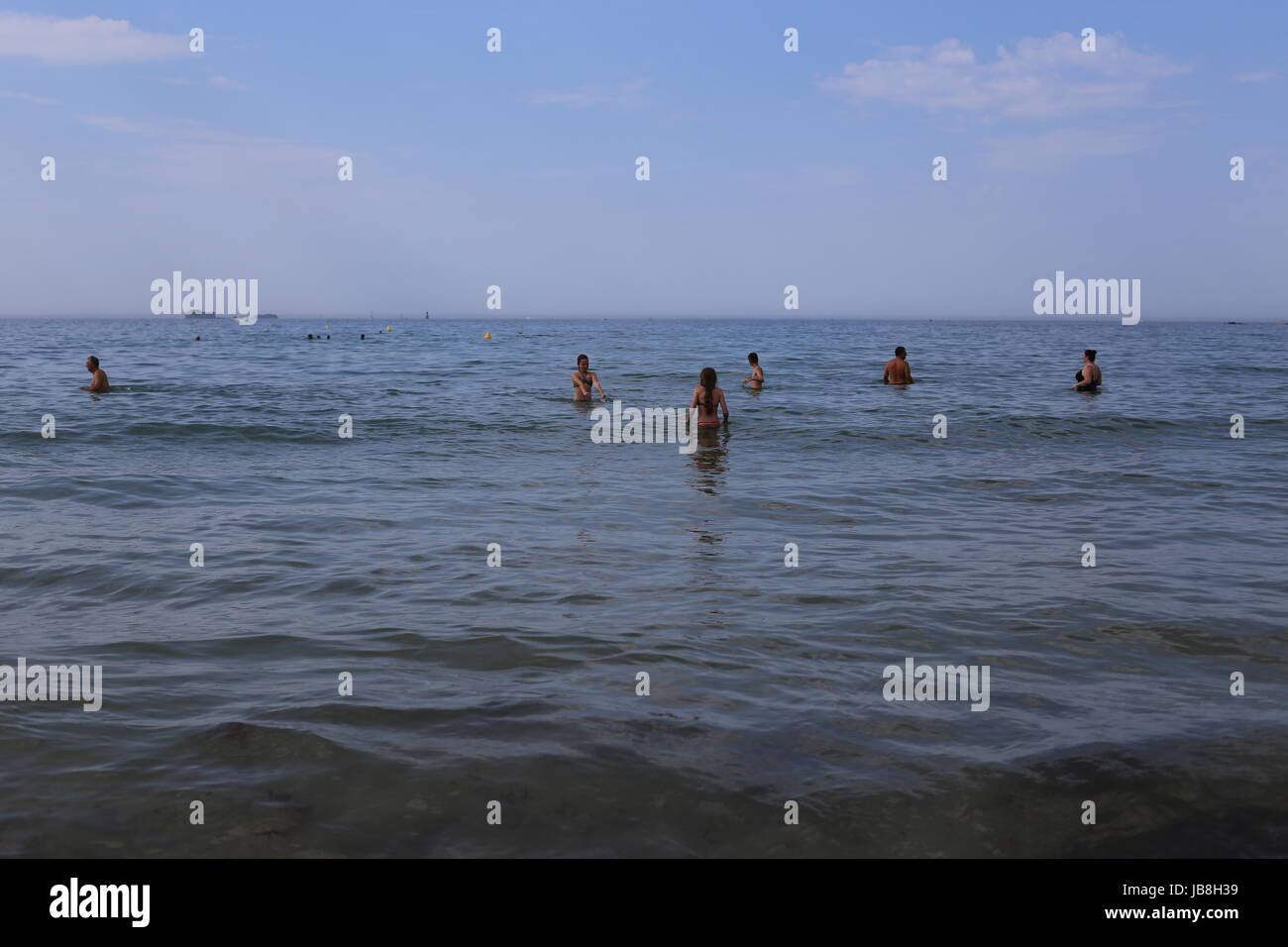 Vacanze godendo di nuotare nel mare calmo in St Malo, Francia Foto Stock