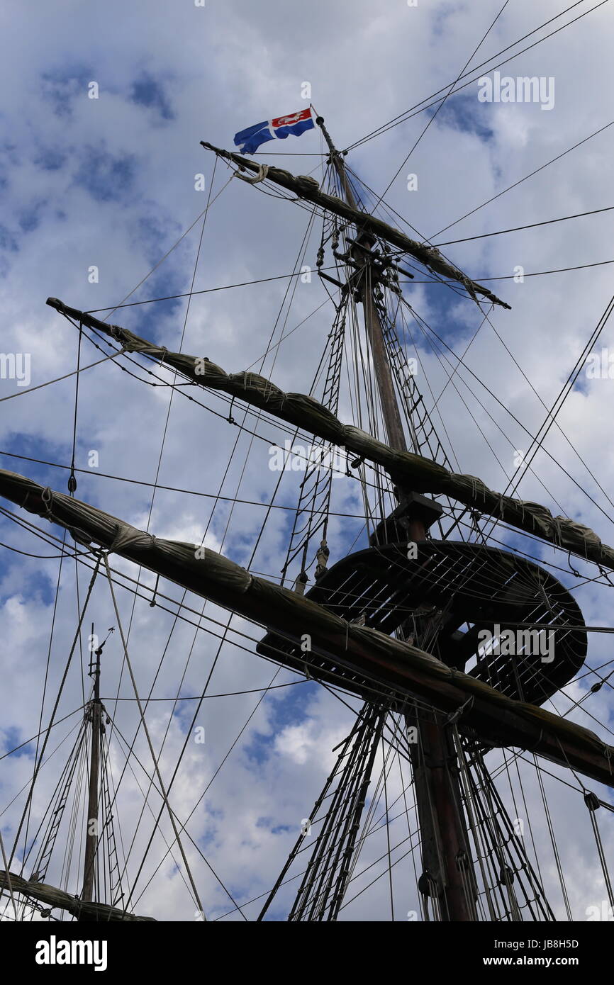 Silhouette di montante di nave Foto Stock