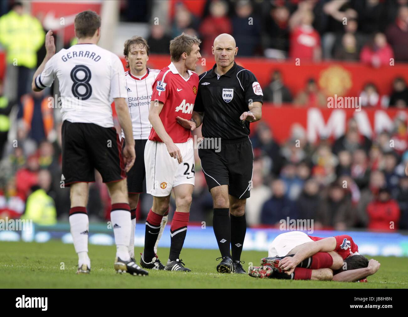 HOWARD WEBB cammina verso STEVE MANCHESTER UNITED V LIVERPOOL OLD TRAFFORD Manchester Inghilterra 09 Gennaio 2011 Foto Stock