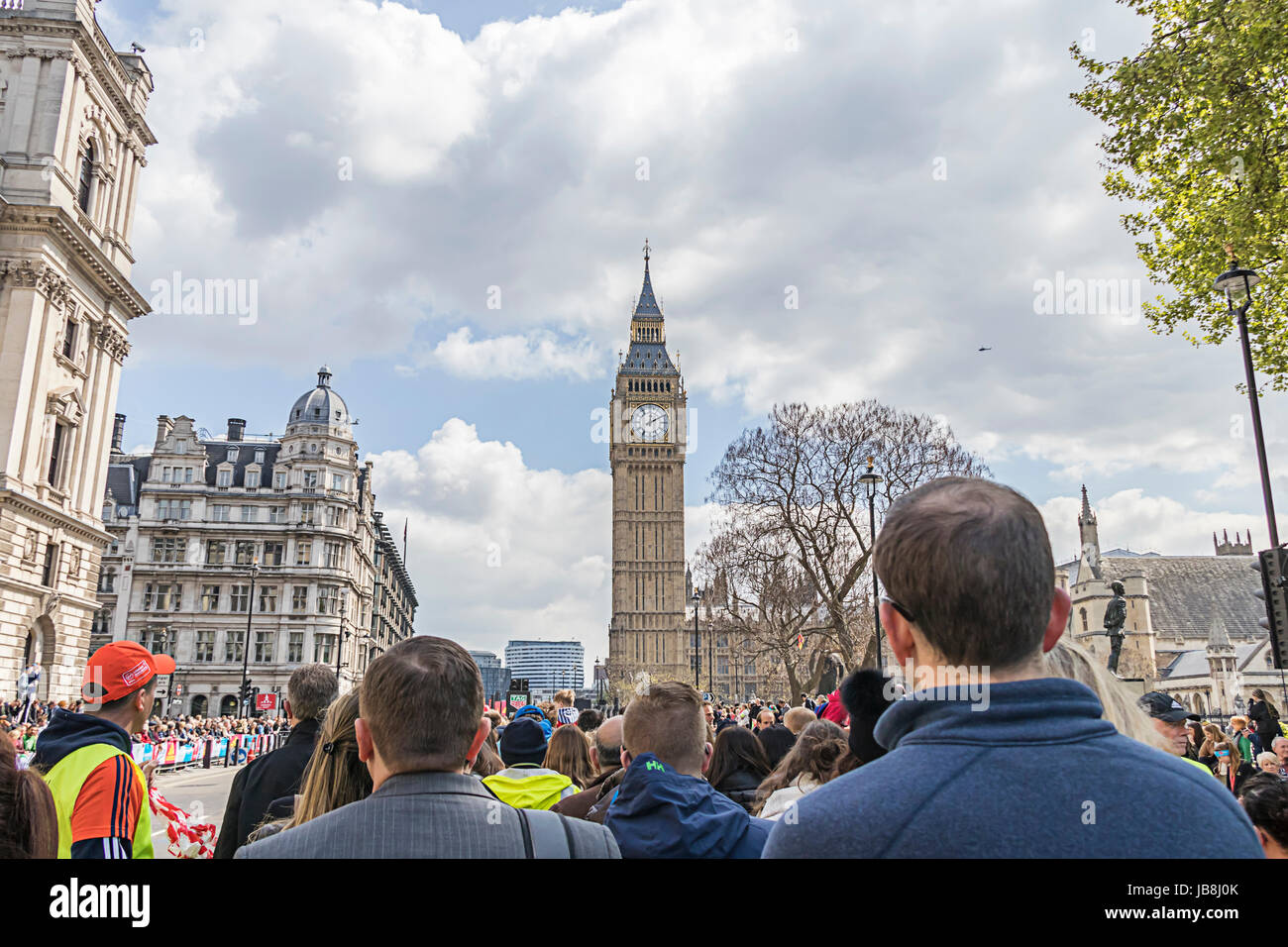 Folla al Big Ben per la Maratona di Londra 2017 Foto Stock