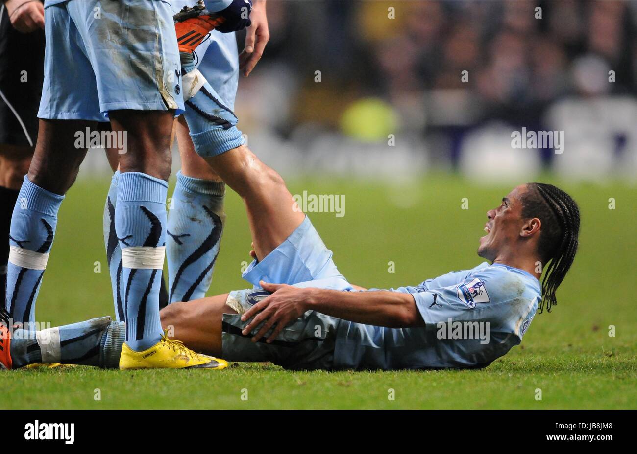 STEVEN PIENAAR PRELEVA UN INJU NEWCASTLE V Tottenham Hotspur St James Park Newcastle Inghilterra 22 Gennaio 2011 Foto Stock