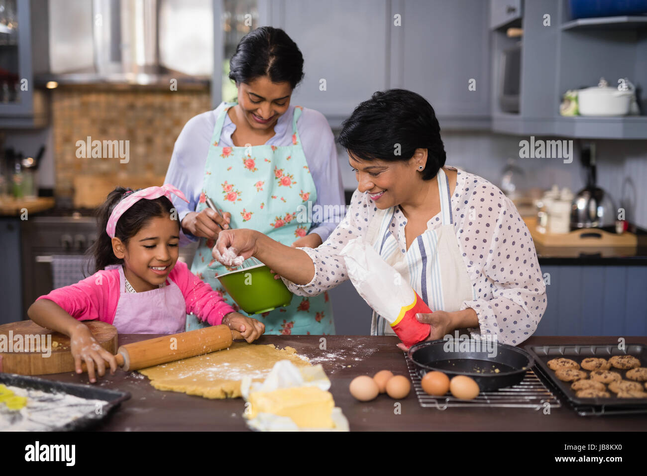Multi-famiglia di generazione di preparare il cibo insieme nella cucina di casa Foto Stock