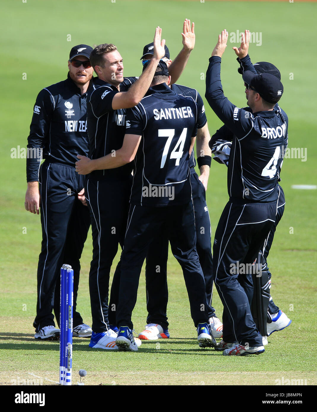 Nuova Zelanda Tim Southee (seconda a sinistra) festeggia dopo aver preso il paletto della Bangladesh Soumya Sarkar durante l'ICC Champions Trophy, Gruppo a corrispondere a Sophia Gardens, Cardiff. Foto Stock