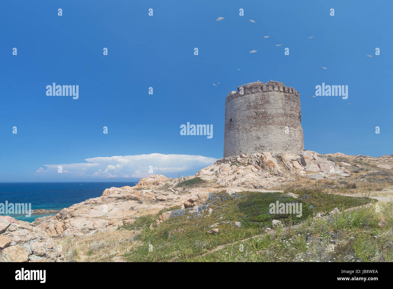 Isola Rossa (isola rossa) è un bel villaggio che si affaccia sul golfo dell'Asinara. Il suo nome deriva dal piccolo rocciosa isola rossa situato in fro Foto Stock