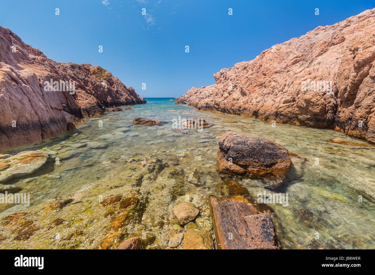 Isola Rossa (isola rossa) è un bel villaggio che si affaccia sul golfo dell'Asinara. Il suo nome deriva dal piccolo rocciosa isola rossa situato in fro Foto Stock