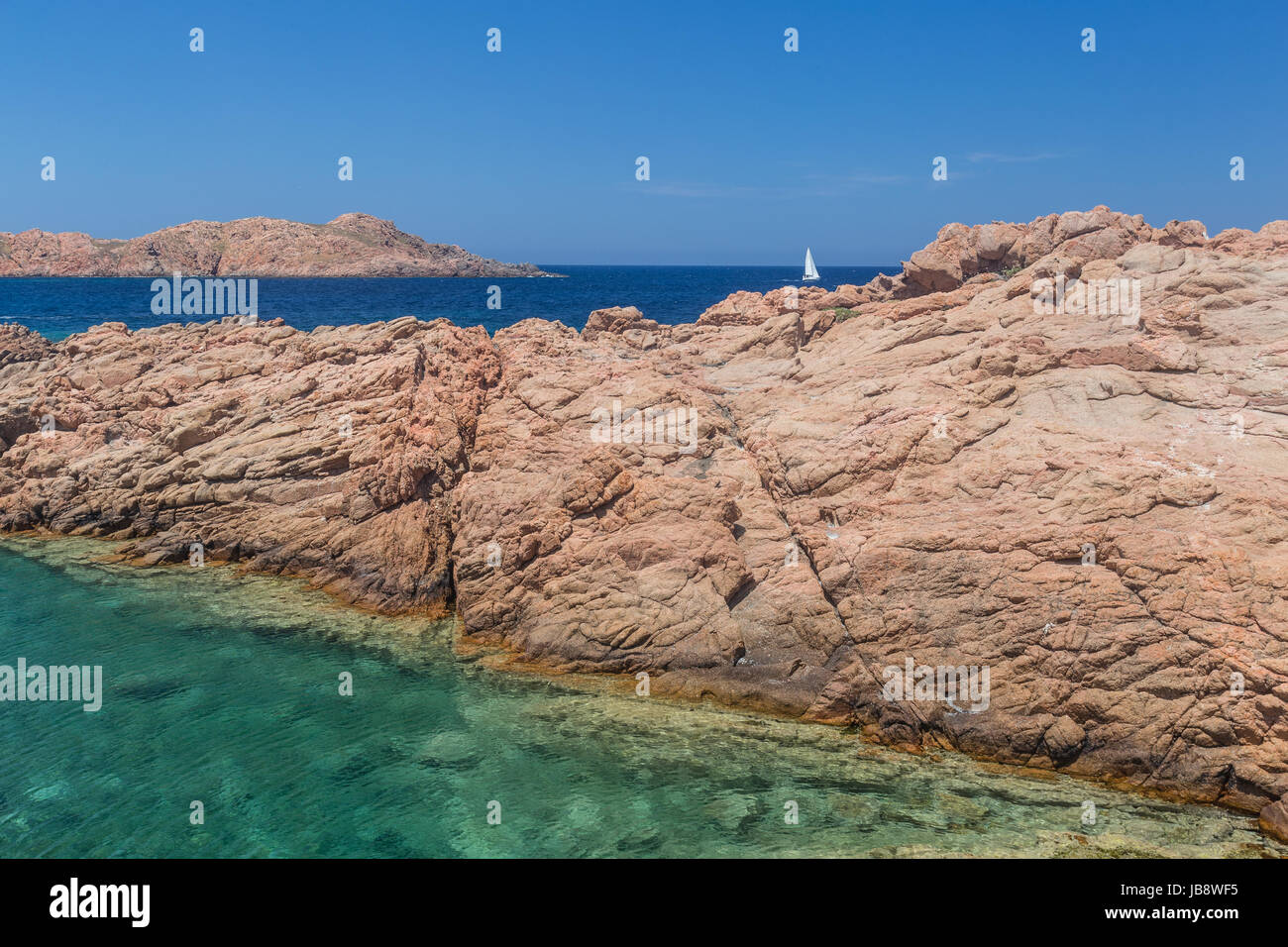 Isola Rossa (isola rossa) è un bel villaggio che si affaccia sul golfo dell'Asinara. Il suo nome deriva dal piccolo rocciosa isola rossa situato in fro Foto Stock